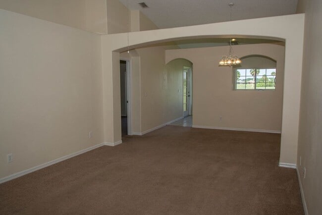 Building Photo - Second Floor 3 Bed 2 Bath Condo in South K...