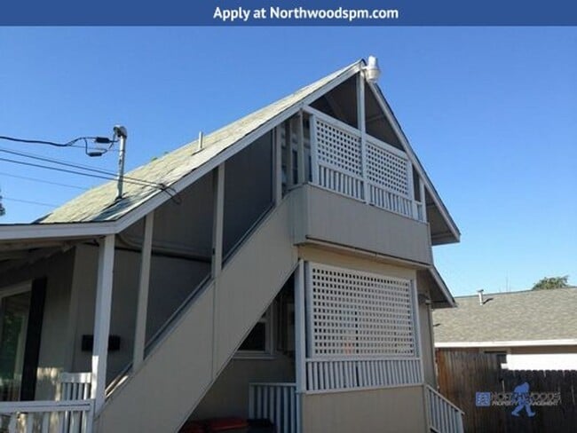 Charming upstairs studio. Close to shopping - Charming upstairs studio.  Close to shopping