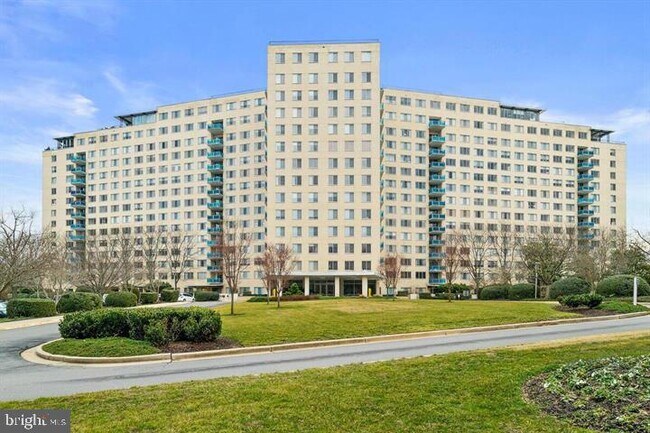 Building Photo - 10401 Grosvenor Pl