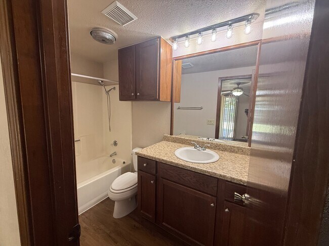 Building Photo - 1015 Swan Lake Ct