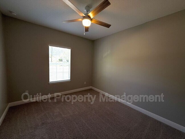 Building Photo - 926 Feather Dr