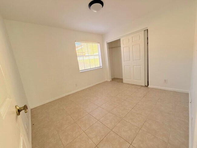 Building Photo - 2645 Country Golf Dr