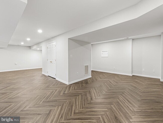 Building Photo - 45370 Barefoot Dr