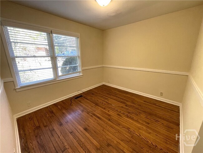 Building Photo - 160 Pineview Dr