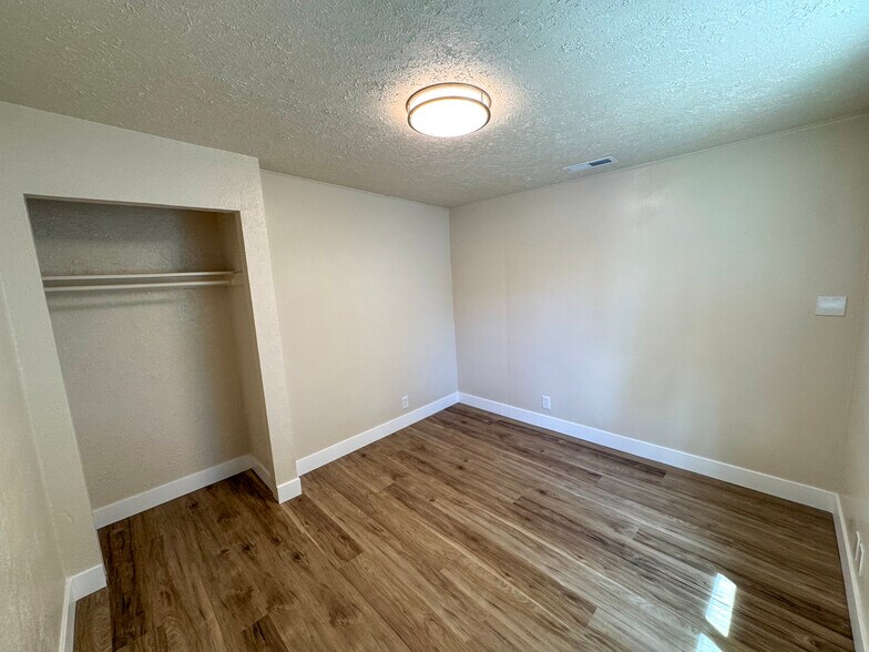 Building Photo - 496 N 70 W