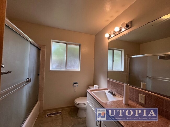 Building Photo - 2 Bed 1 Bath Single Family Home Right Next...