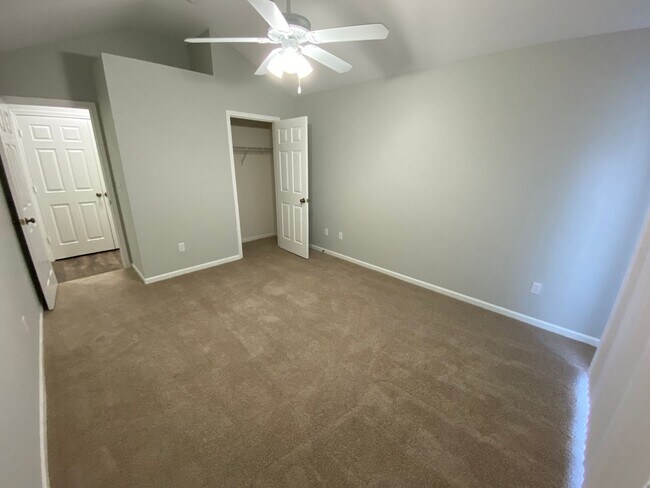 Building Photo - Great Location! 2 Bed 2 Bath 2 car garage.