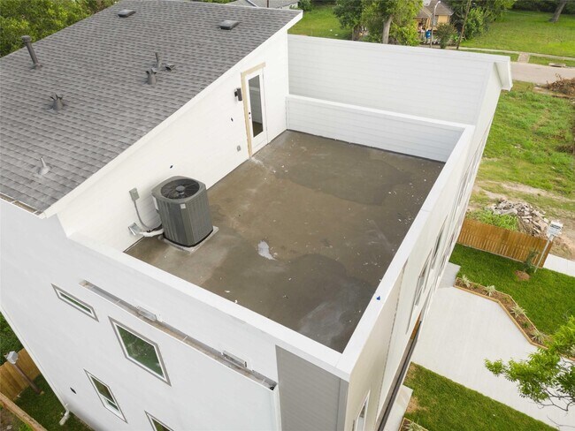 Building Photo - 2115 Dan St