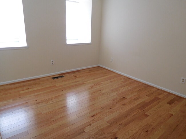Building Photo - Renovated Townhome in the Heart of Bethesd...