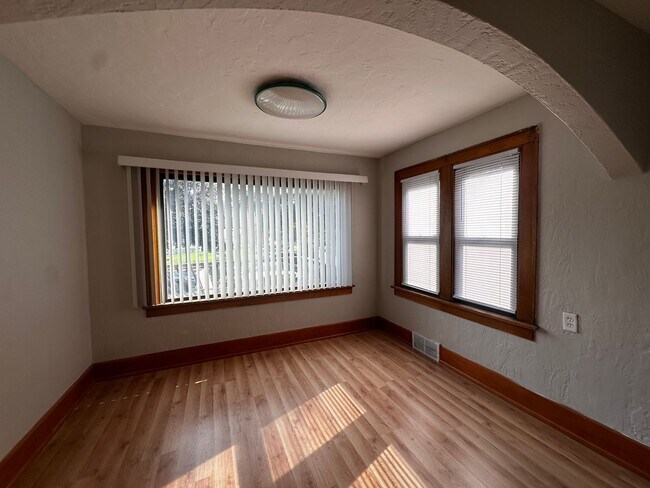 Building Photo - 257 Fernwood St