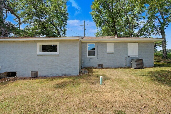 Building Photo - 246 Anderson Rd