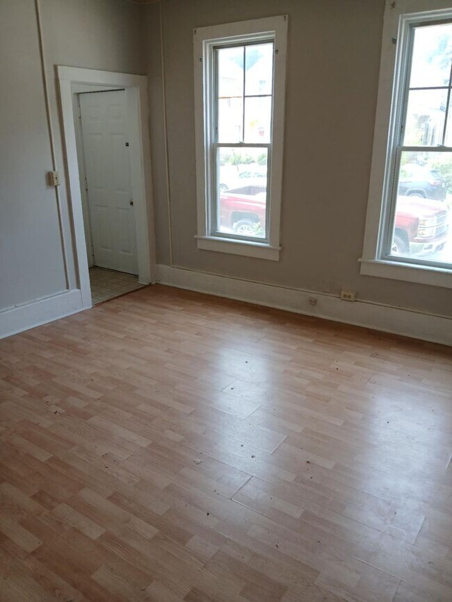 Building Photo - Spacious 3 Bedroom House Located in North ...