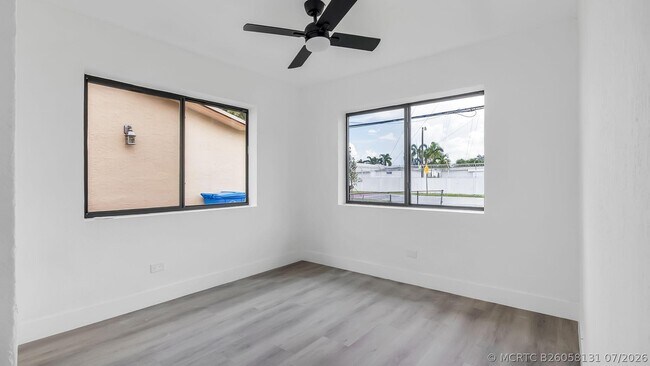 Building Photo - 5015 SW 25th St