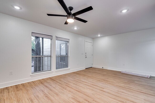Building Photo - K632 - Twelve Oaks #304
