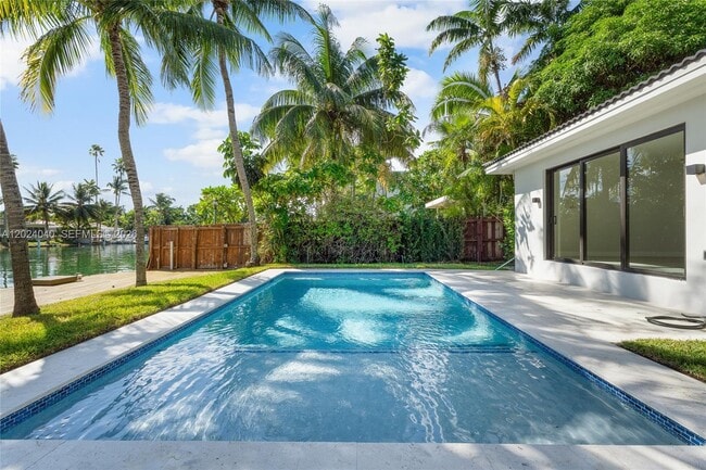 Building Photo - 550 S Shore Dr