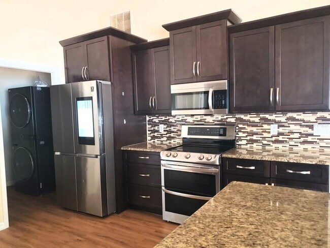 Building Photo - 10 Wayler Pl