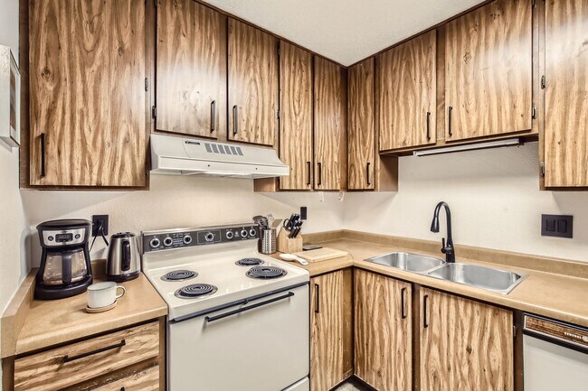 Building Photo - Mission Hills One Bed Condo For Rent! Central Fort Collins!