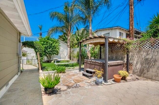 Building Photo - 7128 Mammoth Ave