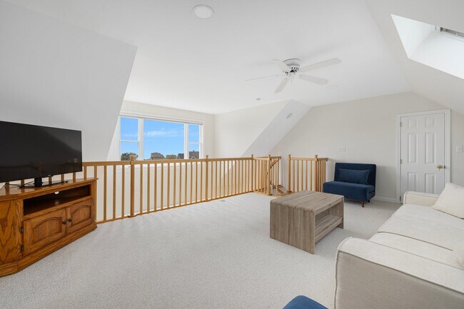 Building Photo - 295 Carpenter Dr