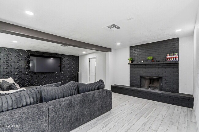 Building Photo - 7740 Phoenix Ave