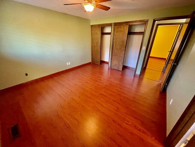 Building Photo - Sprawling 5bd/3bath Split-Level Home | Sto...
