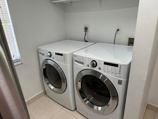 Building Photo - 905 Southridge Rd