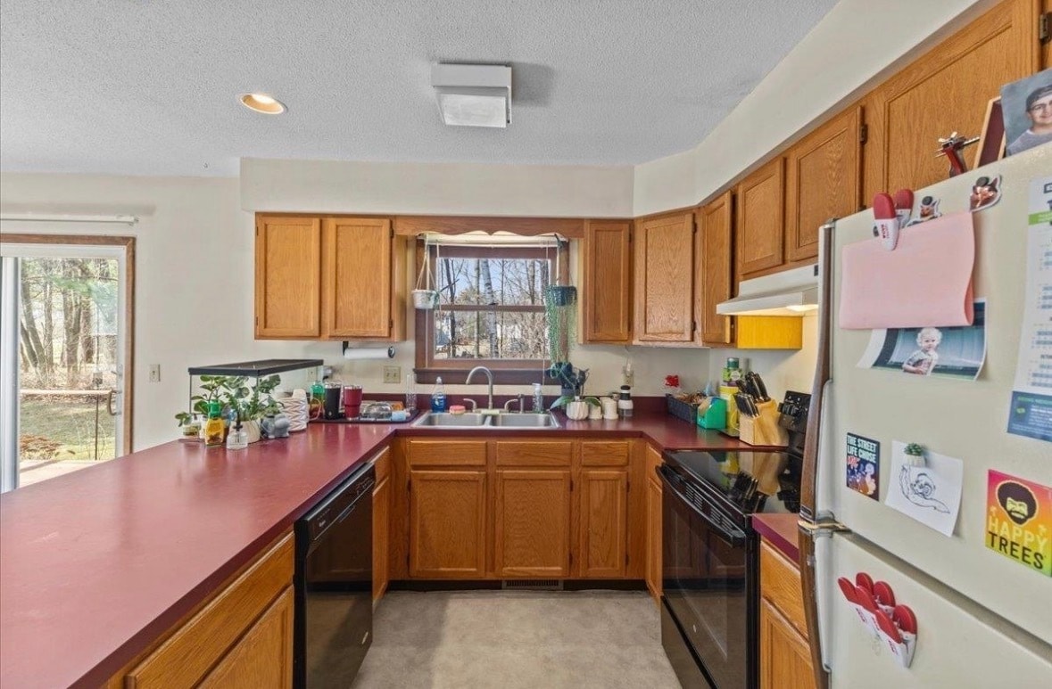 Kitchen - 216 Grey Birch Dr