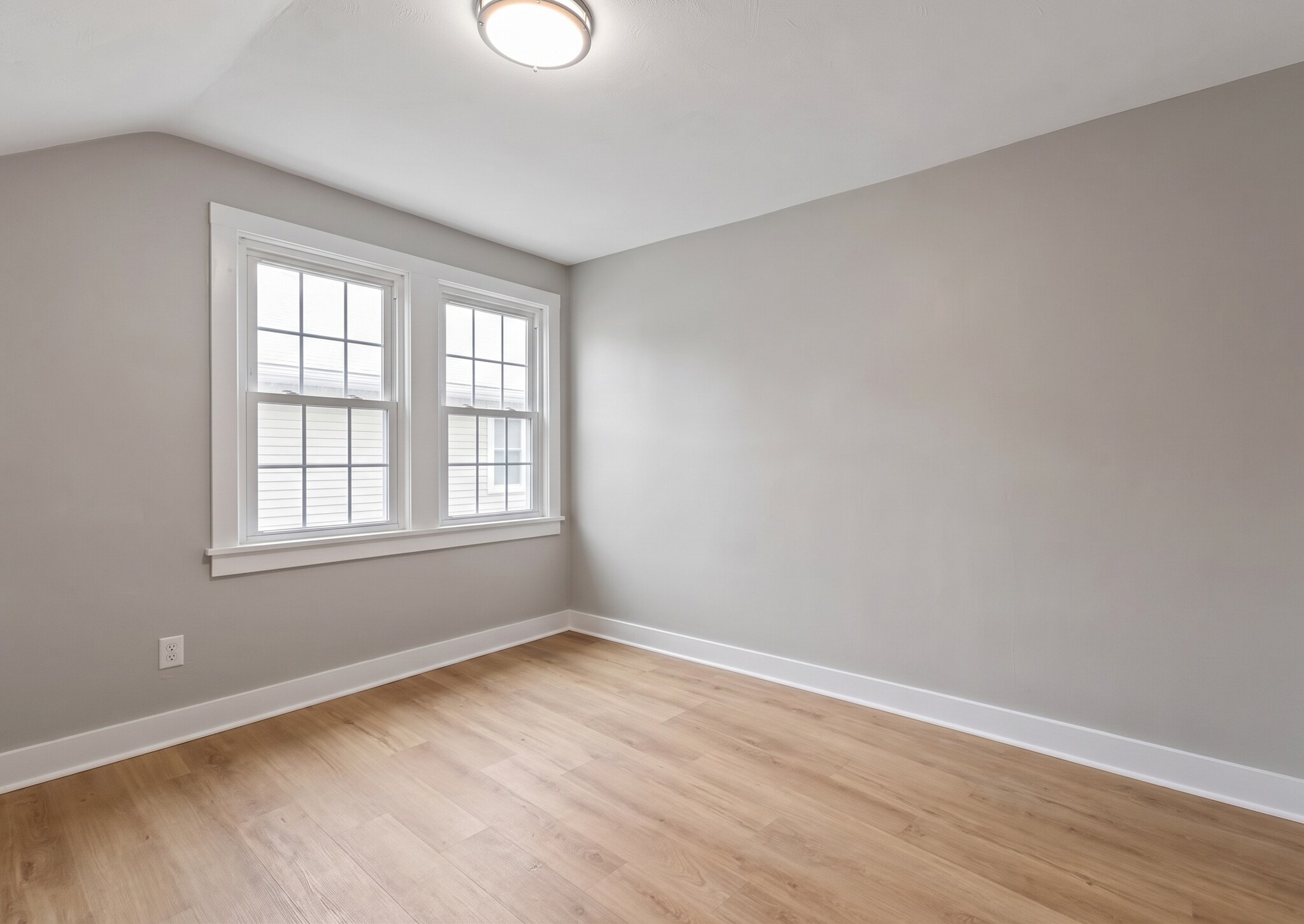 Building Photo - 833 Stanton Ave