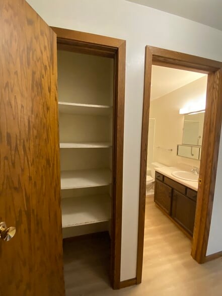 Hall closet - 521 Kerry Dr