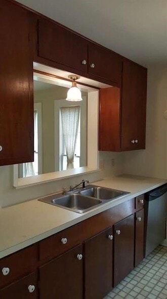 Building Photo - 316 1/2 E 7th Street Unit