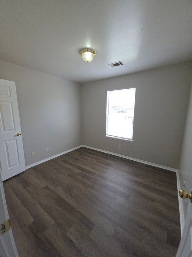 Building Photo - 102 Willow Creek Dr