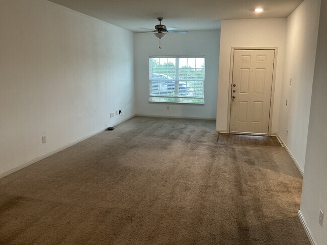 Building Photo - 5 Bedroom Available Now!