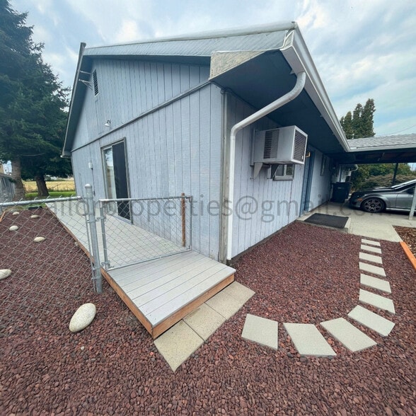 Side deck - 703 Easy St