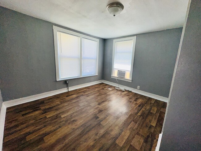 Building Photo - 3 bedroom one bath