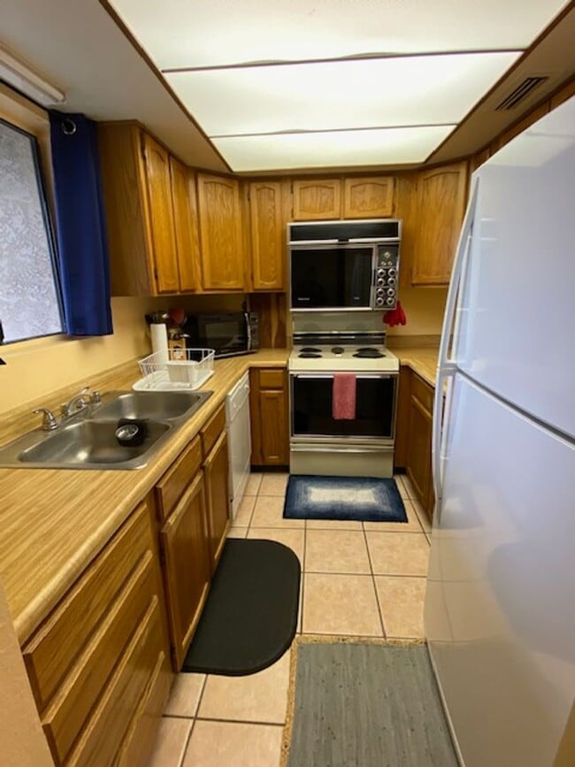 Building Photo - QUAINT, CUTE, 2BR CONDO; Covered Parking; ...