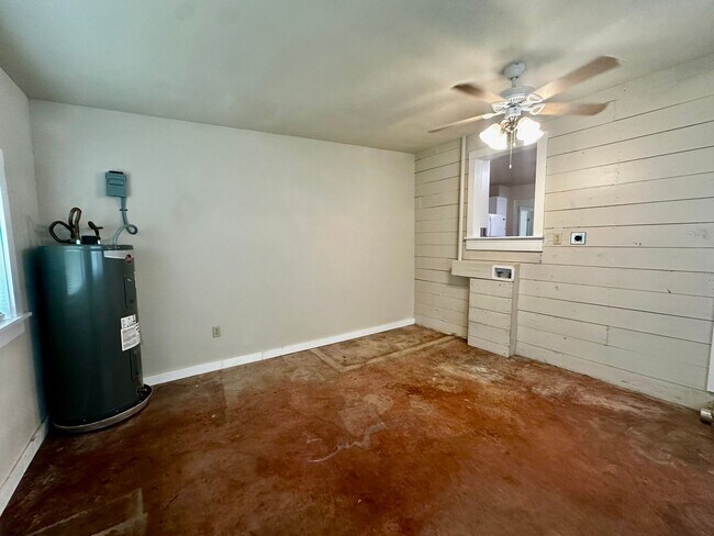 Building Photo - 3/1 with Spacious Yard