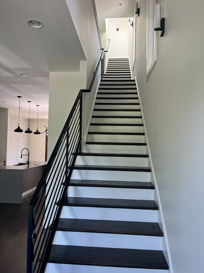 Building Photo - "Spacious Urban Living: 3-Bedroom Townhouse with 3.5 Baths in Nashville's Vibrant Core!" STUNNING...