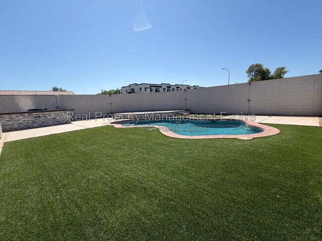 Building Photo - 6903 W Lawrence Ln