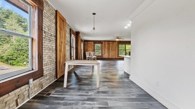 Building Photo - 610 Madola Rd