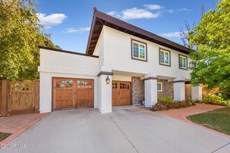 Building Photo - 249 Greenmeadow Dr