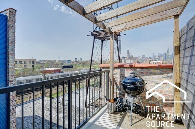 Building Photo - Top Floor Massive 3 Bed/2 Bath in the South Loop with a Stunning Updated Kitchen!