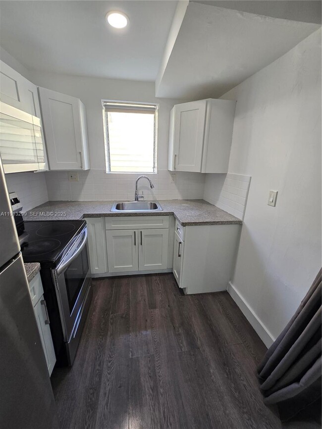 Building Photo - 1629 SW 6th St