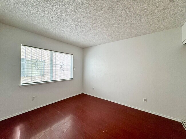 Building Photo - Bright & Budget-Friendly Condo for rent Ac...