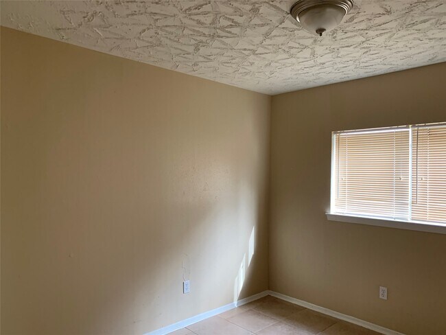 Building Photo - 2511 Radcliffe Dr