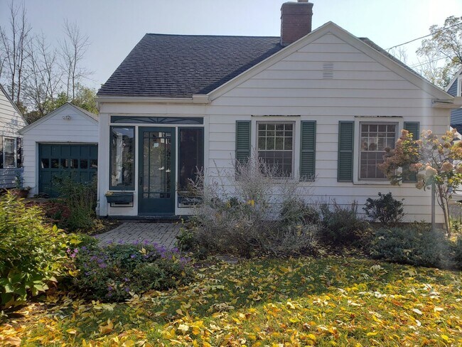 Building Photo - Charming 3 bedroom single family home loca...