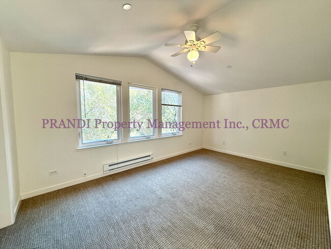 Building Photo - Top Floor Unit With Bonus Room in Gerstle ...
