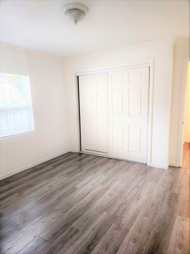 Building Photo - 1241 E 80th St