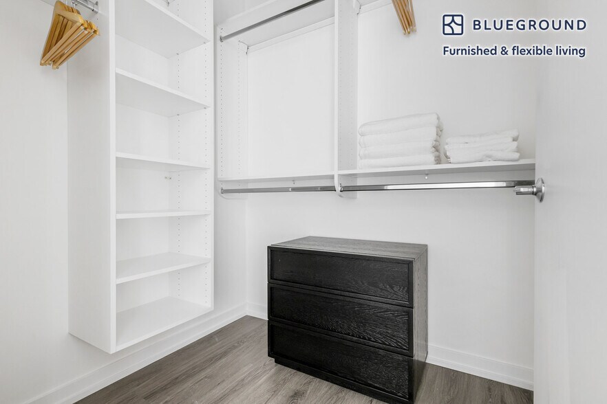 Building Photo - 460 W Chicago Ave