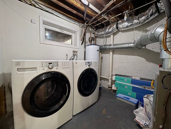Building Photo - Charming 2 Bed 1 Bath Interior Townhome Wi...