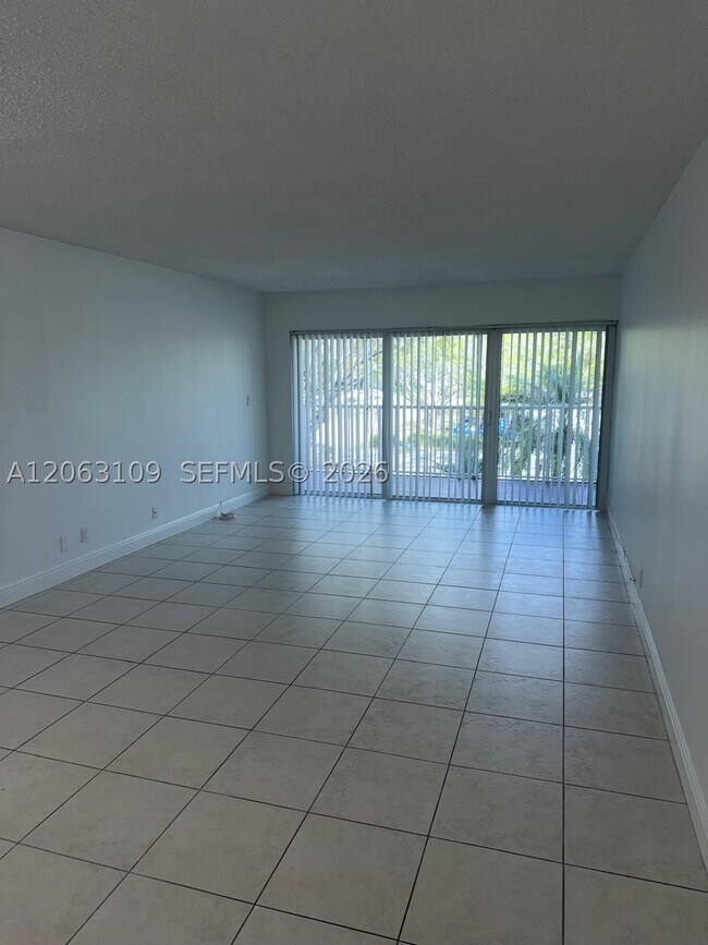 Building Photo - 100 Lakeview Dr